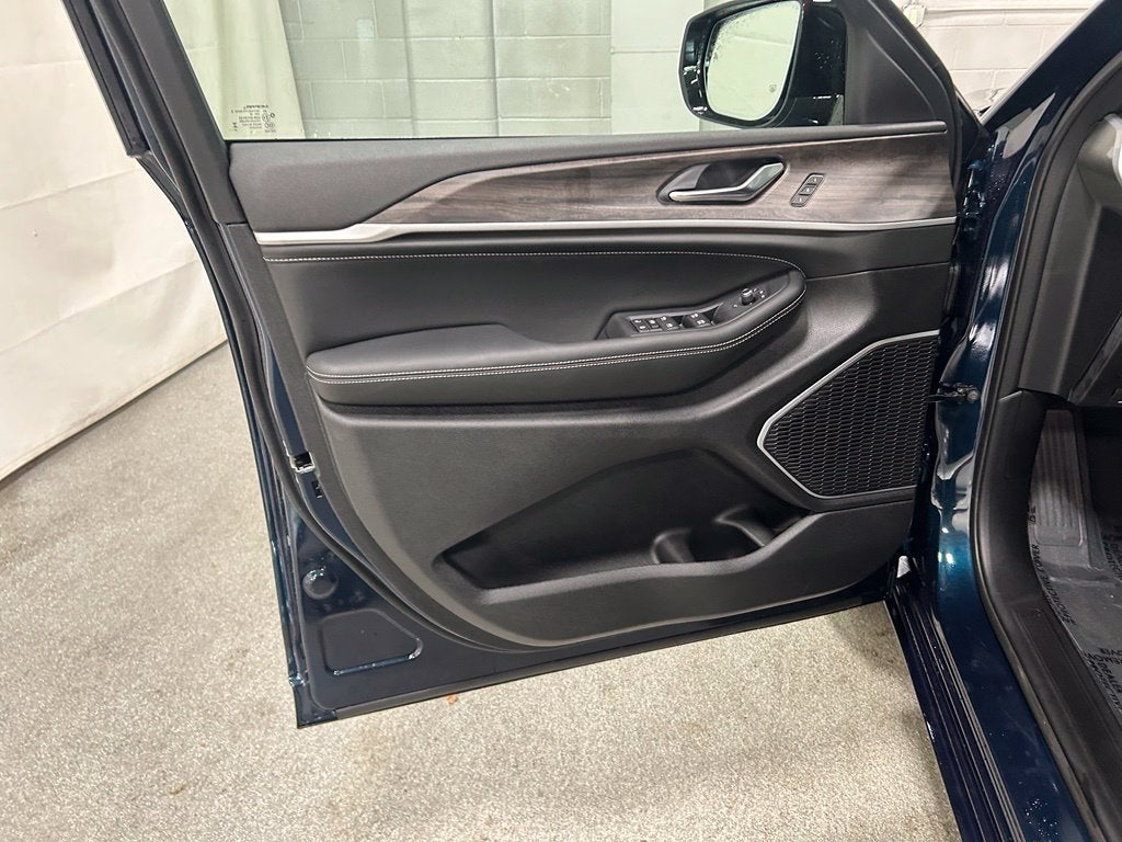 2027 Jeep Grand Cherokee GRAND CHEROKEE LIMITED RESERVE 4X4