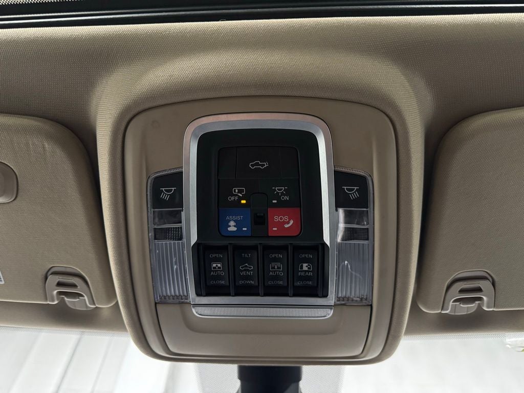 2019 RAM 1500 Laramie Crew Cab 4x4 6'4' Box