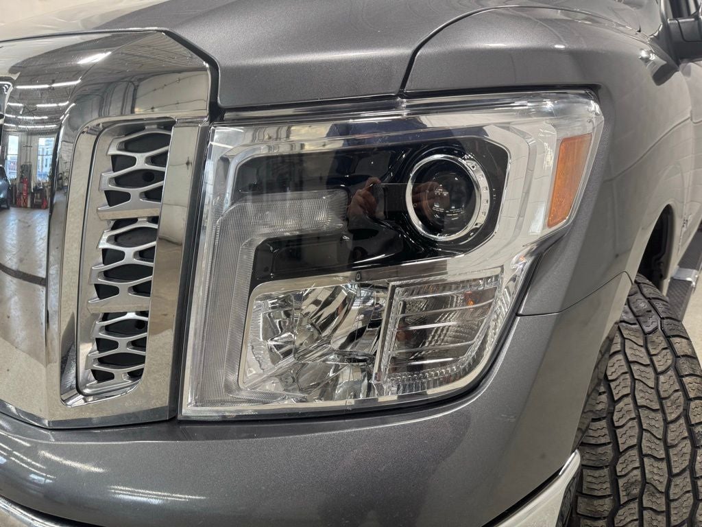 2019 Nissan TITAN SL