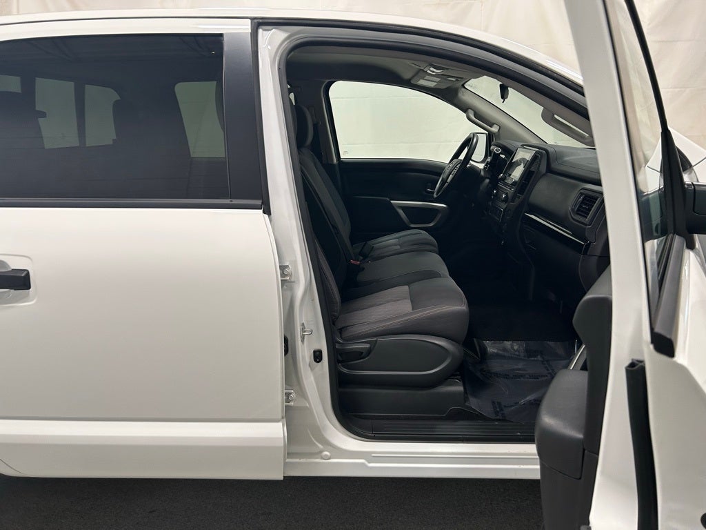 2024 Nissan TITAN Crew Cab SV 4x4