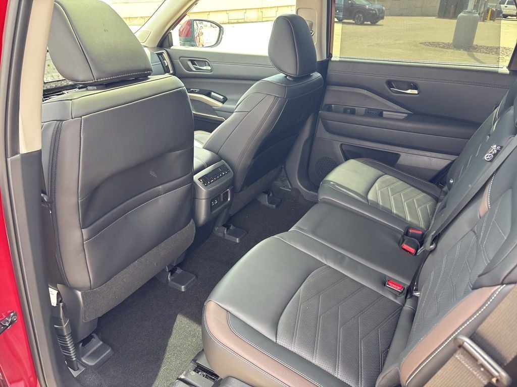 2025 Nissan Pathfinder Platinum 4WD