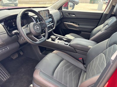 2025 Nissan Pathfinder Platinum 4WD