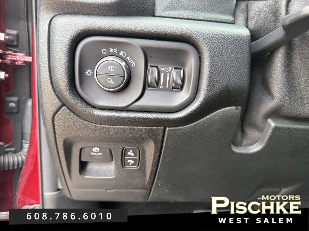 2020 RAM 1500 Laramie Crew Cab 4x4 5'7' Box