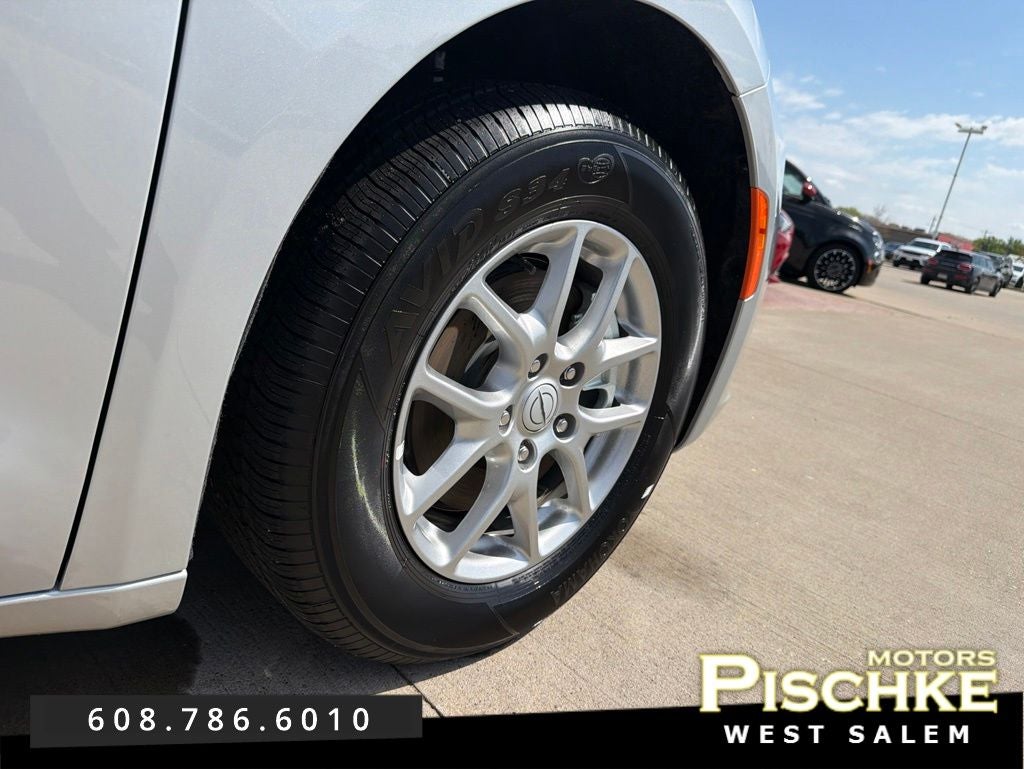 2026 Chrysler Pacifica Select