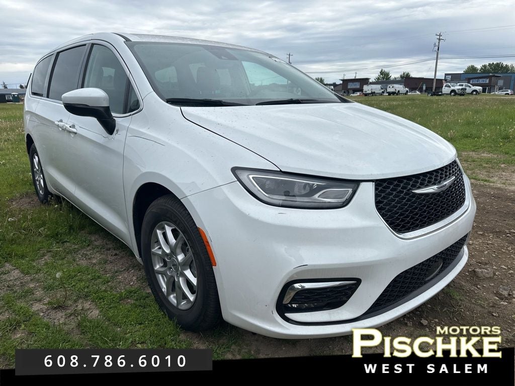 2023 Chrysler Pacifica Touring L's photo