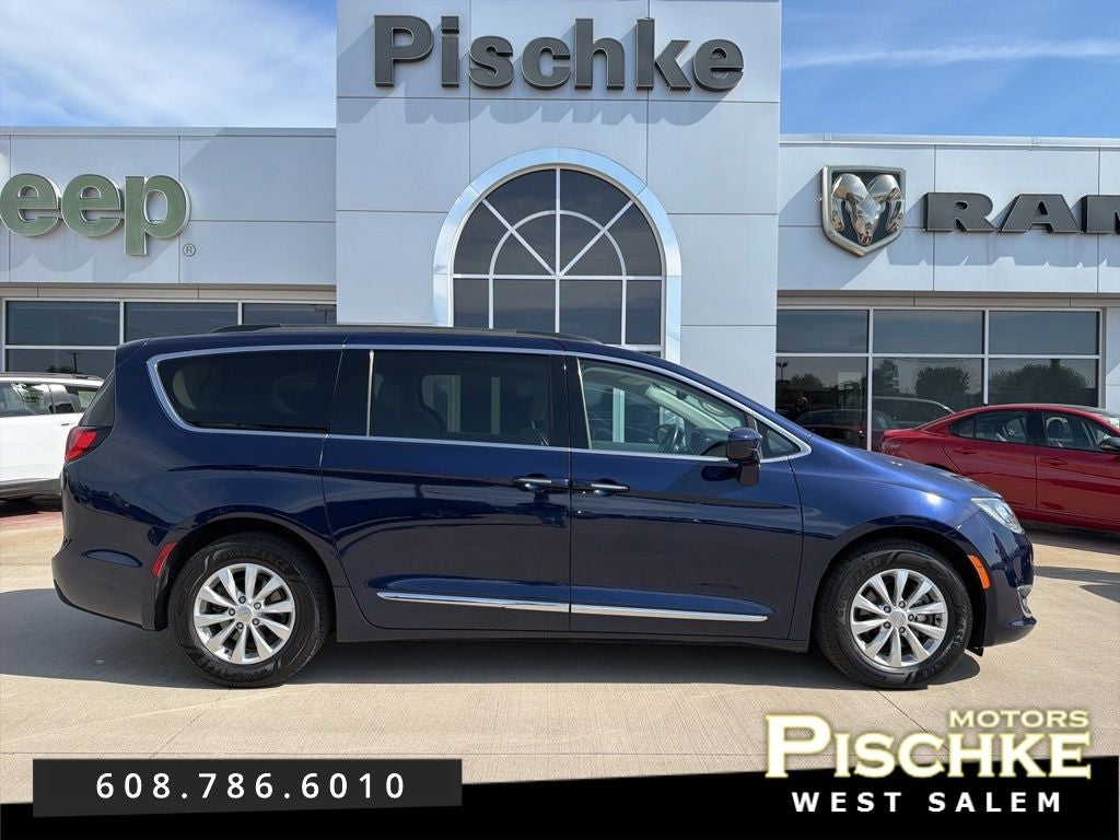 2017 Chrysler Pacifica Touring-L's photo