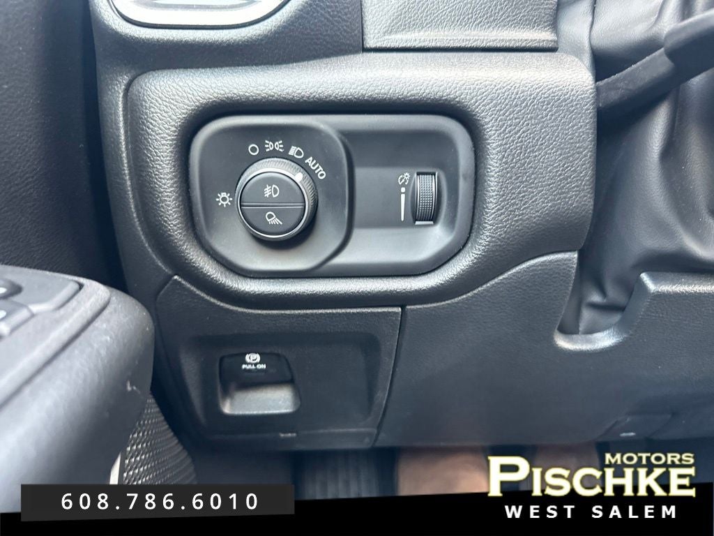 2026 RAM Ram 1500 Express Crew Cab 4x4 5'7' Box